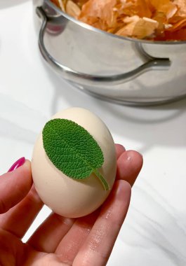 Paskalya yumurtaları, dekorasyon, beyaz bir masada, soğan kabuklarıyla.