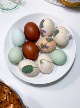 Paskalya yumurtaları, dekorasyon, beyaz bir masanın üstünde.