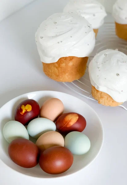 Beyaz arka planda Paskalya pastası ve paskalya yumurtası.