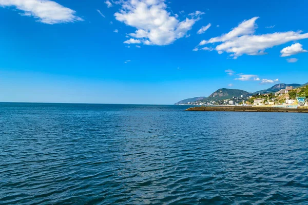 İskeleden Alushta şehrinin manzarası.