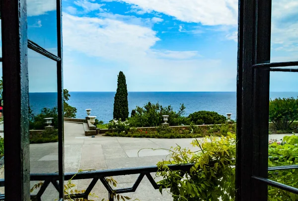 Kont Vorontsov 'un sarayının penceresinden manzara..