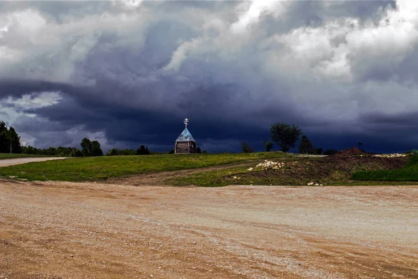 Bulutların arkasındaki eski şapel..