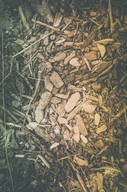 Sopalar, taşlar ve tüyler.