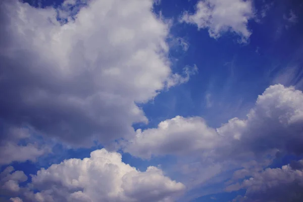 Mavi gökyüzü, dönen bulutlarla donatılmış.