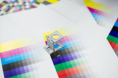 Dijital yazdırma işlemi için kullanılan renk pulları ve loupe