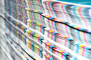 Cmyk ölçekli kağıt yığını