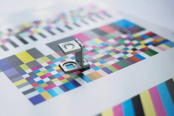 Escalas de color y lupa utilizadas para el proceso de impresión digital —  Fotos de Stock