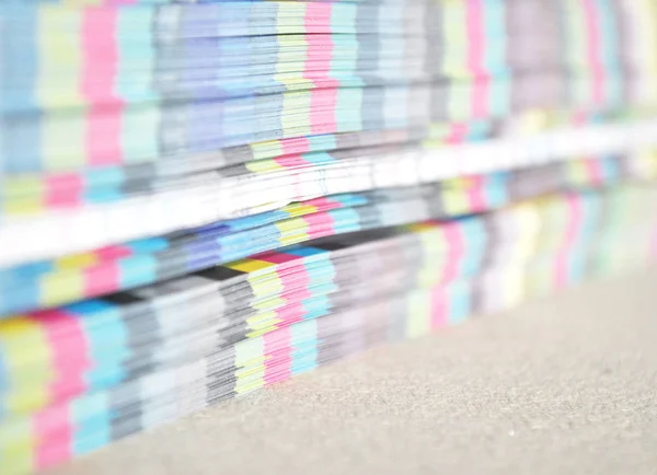 Montón de papel con escala CMYK — Foto de Stock