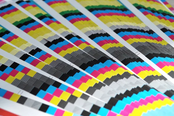 Montón de papel con escala CMYK — Foto de Stock