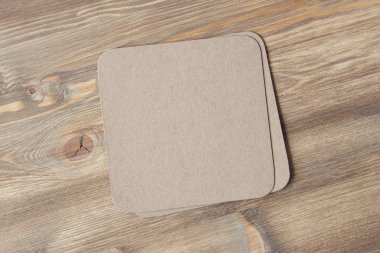 boş boş karton bira paspası ahşap model üzerinde