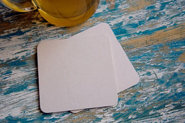 boş boş karton bira paspası ahşap model üzerinde