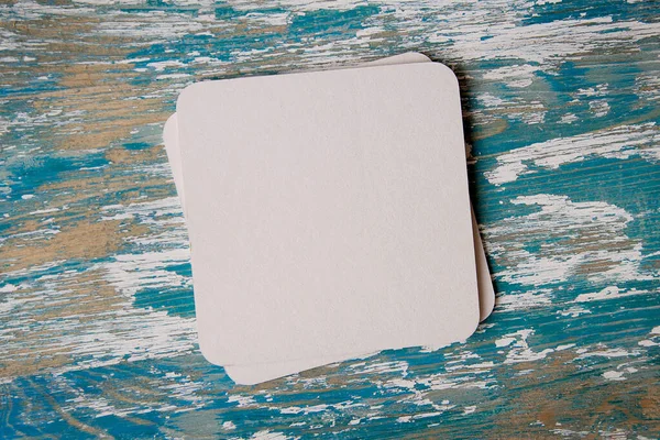 boş boş karton bira paspası ahşap model üzerinde