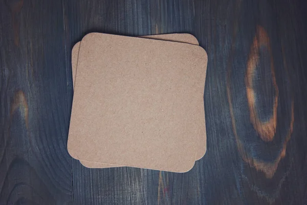 boş boş karton bira paspası ahşap model üzerinde