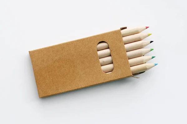 Küçük bir kutu renkli kalem. Model