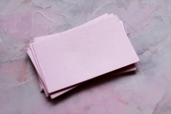 Leere rosa Karten auf grauem Hintergrund-Attrappe — Stockfoto
