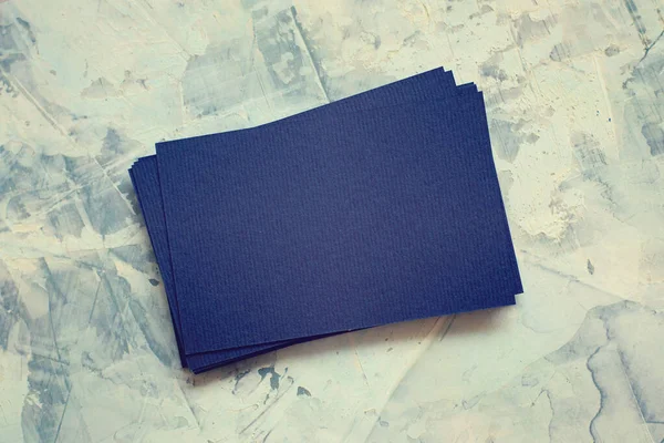 Tarjetas azules vacías sobre fondo gris Mock-up — Foto de Stock