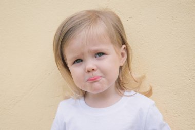 Üç yaşındaki bir kızın yaralı yüzü.