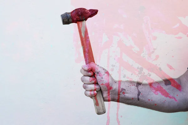Mannelijke hand met hamer toned — Stockfoto