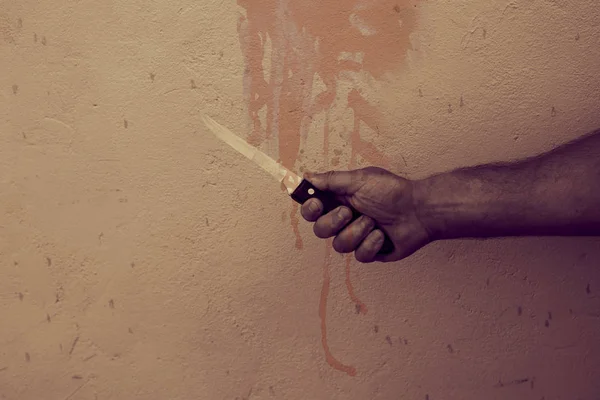 Mão homem com uma faca tonificada — Fotografia de Stock