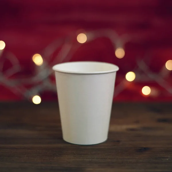 beyaz boş karton bardak ahşap zemin üzerinde