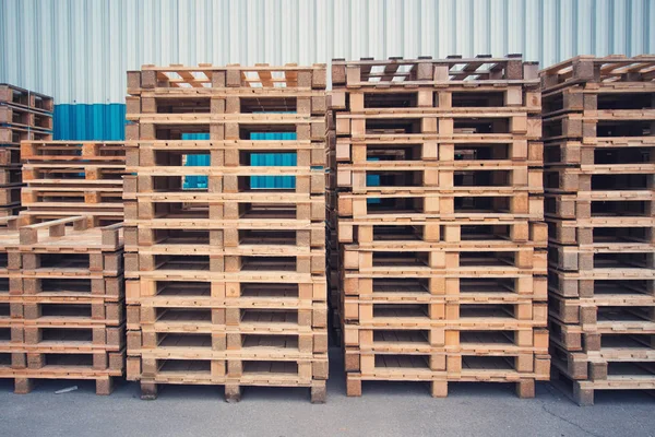 Stos nowych palet drewnianych — Zdjęcie stockowe