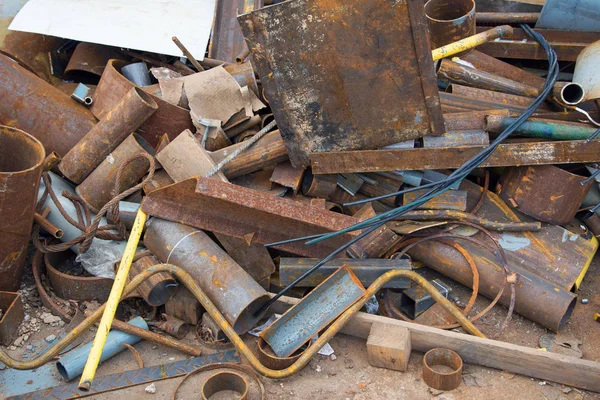 Piezas de tuberías de chatarra oxidada — Foto de Stock