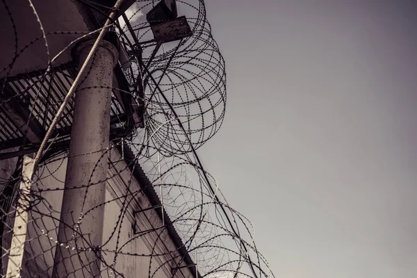 Hapishane çit dikenli tel ile