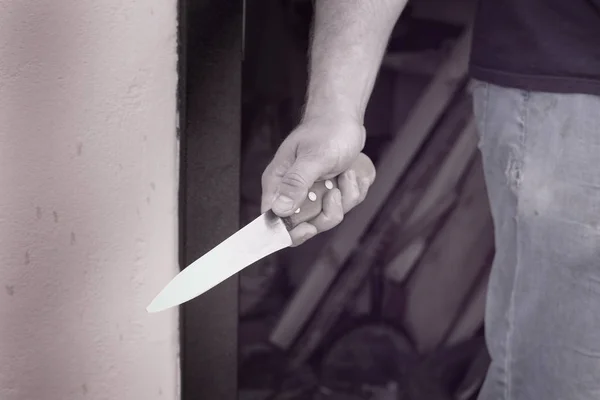 Bıçaklı bir adam eli.