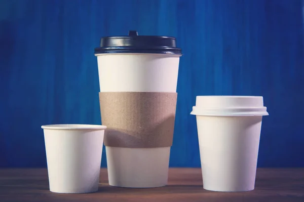 Tahta arka planda boş karton bardak