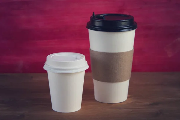 Tahta arka planda boş karton bardak