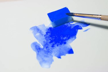 Beyaz kağıt fırçası mavi suluboya