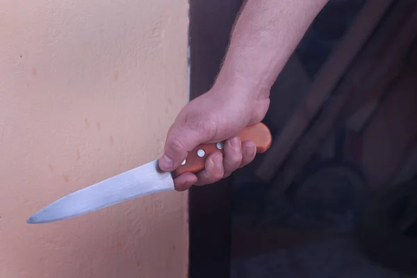 Männerhand mit Messer beschmutzt Stockbild