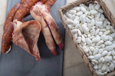 La Granja, Segovia, İspanya 'dan, domuz kulaklı ve domuz ayaklı fasulyeler. Malzemeler. Tipik yemek. Geleneksel mutfak.