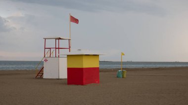 Sahilde kırmızı ve sarı bayrak uyarısı.