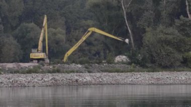 Nagybajcs, Macaristan 09.18.2019 Komatsu kazıcıları Tuna Nehri boyunca çalışıyor