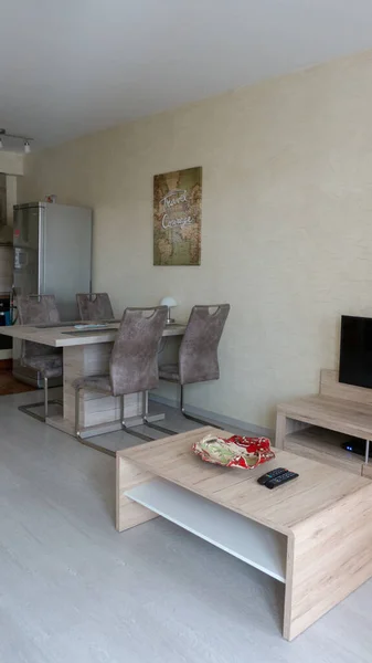 Modern apartman manzarası, yemek masası. — Stok fotoğraf