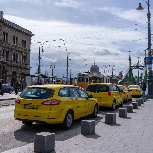 BUDAPEST, HUNGARY, 03 16 2019 такси ждут пассажиров перед центральным залом рынка — стоковое фото