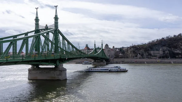 Budapest, Ungern, 03 16 2019 Donau Corso kallas fartyget passerar under Liberty Bridge — Stockfoto
