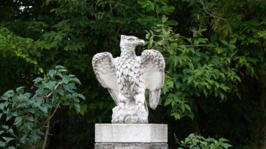 Kanatları açık bir kartal heykeli.