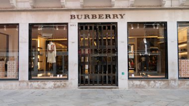 Venice İtalya 08: 14 2019 Venedik 'te yeni açılan bir burberry dükkanı penceresi