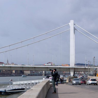Budapeşte Macaristan 03 16 2019 Budapeşte 'deki Elizabeth köprüsünü fotoğraflayan genç fotoğrafçı