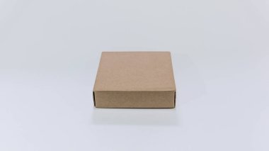 Karton kutu. Önden Görünüm. Gölgeler ve izole üzerinde beyaz ile.