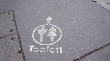 Erkek ve kadın işaretli tuvaletler için yön işareti