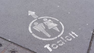 Erkek ve kadın işaretli tuvaletler için yön işareti