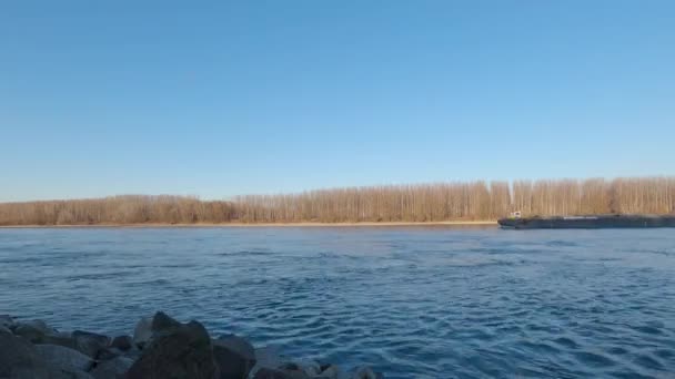 Barge coule sur l'eau le long du Danube séparant la Hongrie et la Slovaquie .