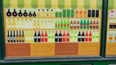 Bir mağaza vitrininde stilize içki şekilleri