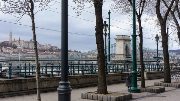 Budapešť Maďarsko 03 16 2019 Budapešť Řetězový most fotografuje stranu Pest naproti rybářské baště — Stock fotografie