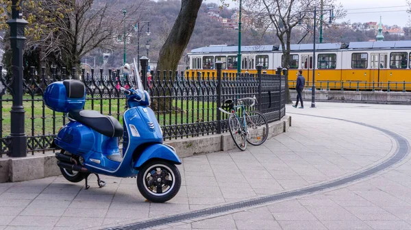 Budapeşte, Macaristan 03 16: 2019: Eski Mavi Vespa scooter Budapeşte 'de bir sokağa park edilmiş.