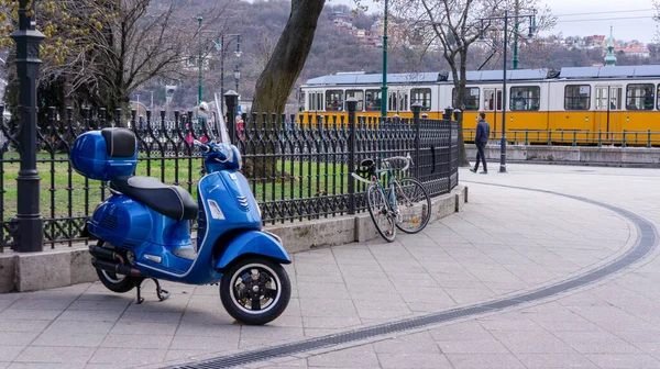 Budapest, Hongrie 03 16 2019 : Old Blue Vespa scooter stationné dans une rue de Budapest . — Photo