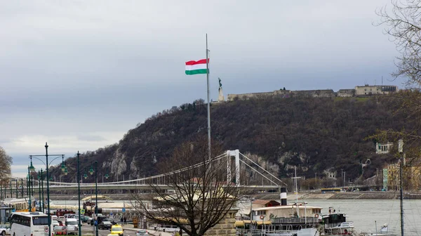 Budapest Hungary 03 16 2019: Statue of Liberty in Budapest with Hungarian flag — 图库照片